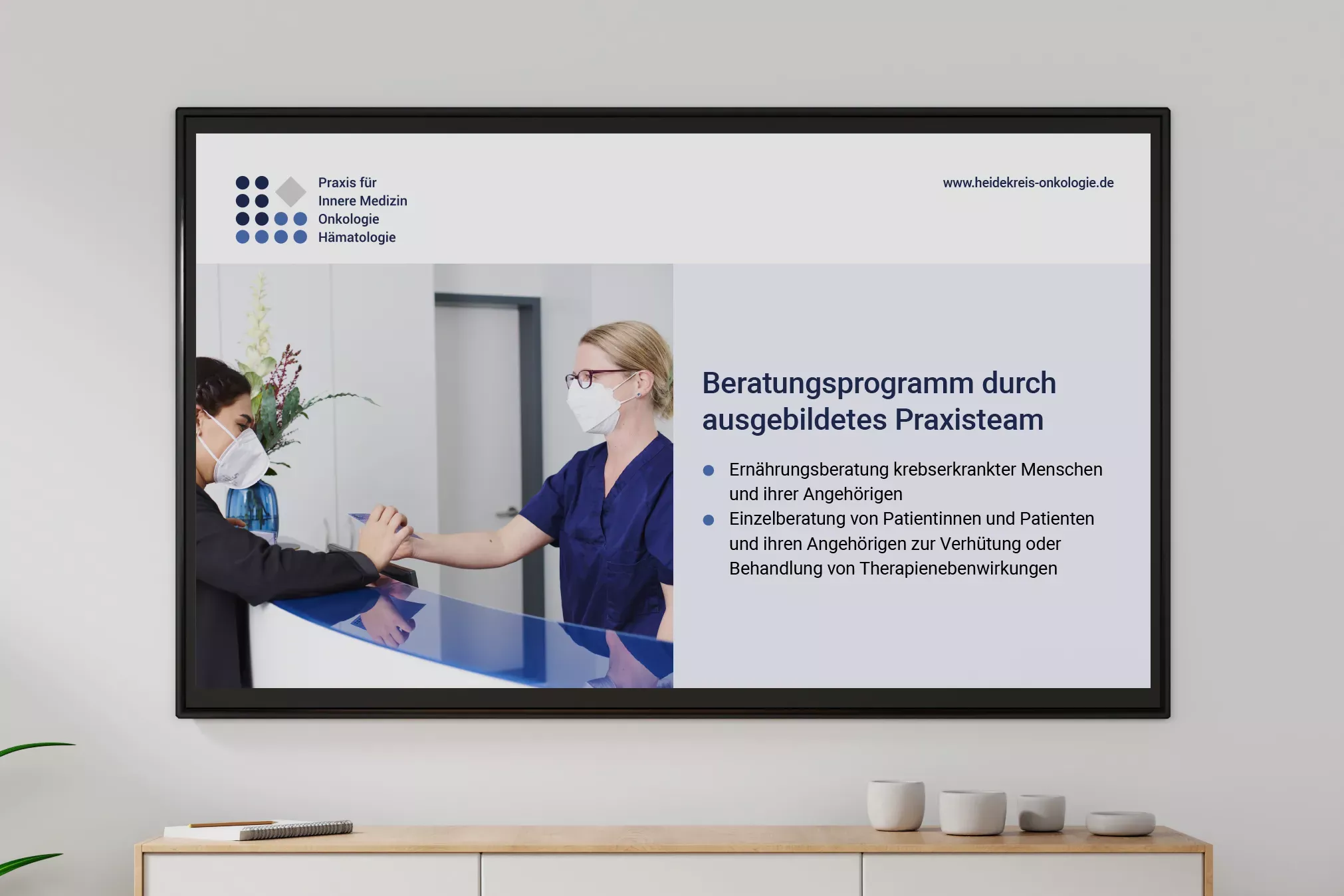 Bildschirm an einer Wand zeigt eine Präsentationsfolie der